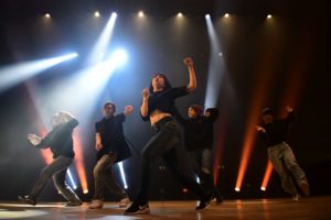 K-POPダンスのライブ画像-女性チームがステージで踊っている。