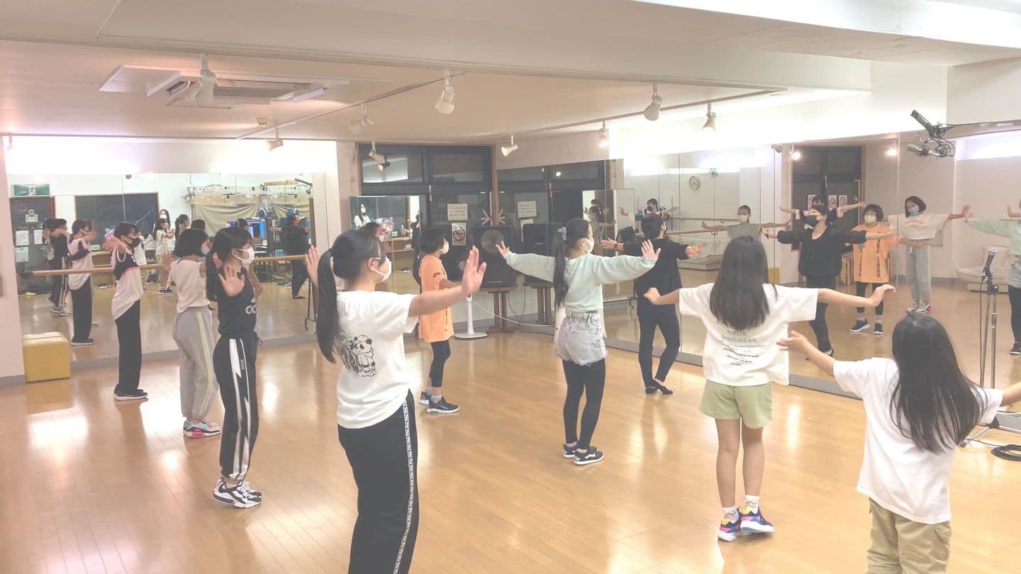ダンススタジオで踊るキッズの生徒たち